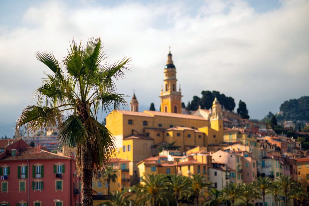 Vivir la playa al máximo: apartamentos en primera línea en Villajoyosa 1 vista de la ciudad vieja de menton con fachadas coloridas