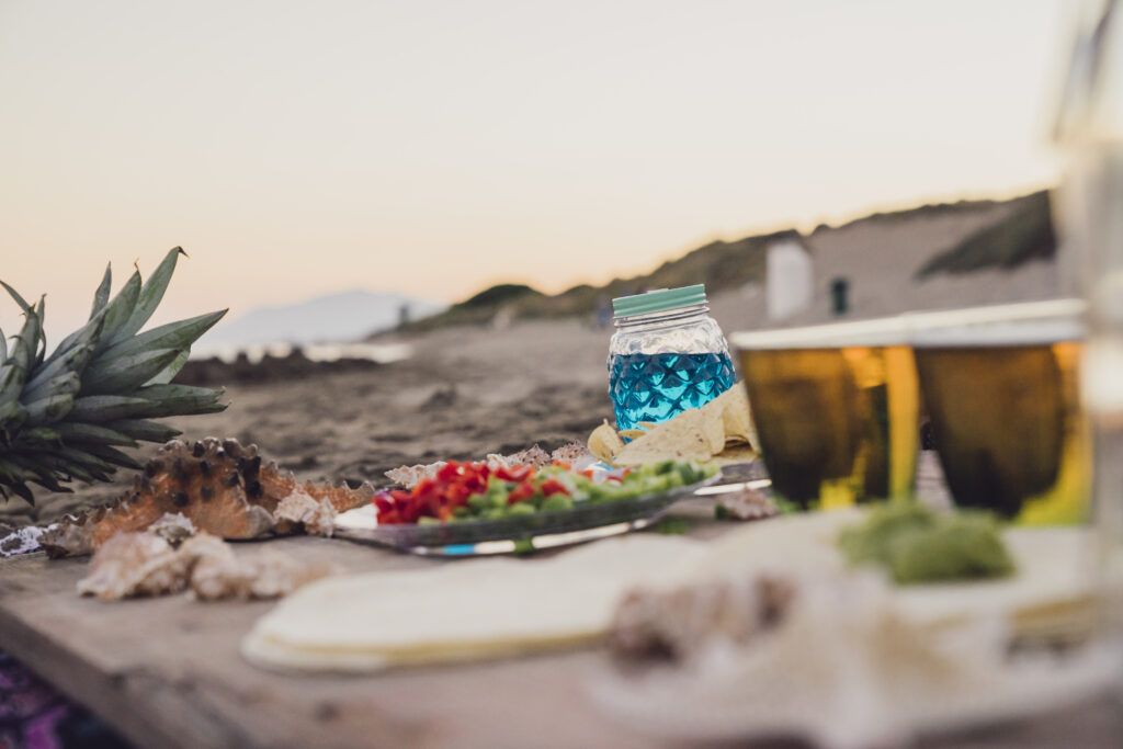 Gastronomía típica navideña de la Costa Blanca 1 escena de playa con comida y bebida