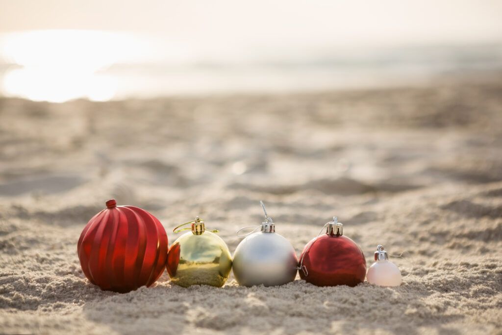 5 planes navideños para disfrutar desde tu apartamento en Villajoyosa 1 objetos de navidad organizan en la arena 1