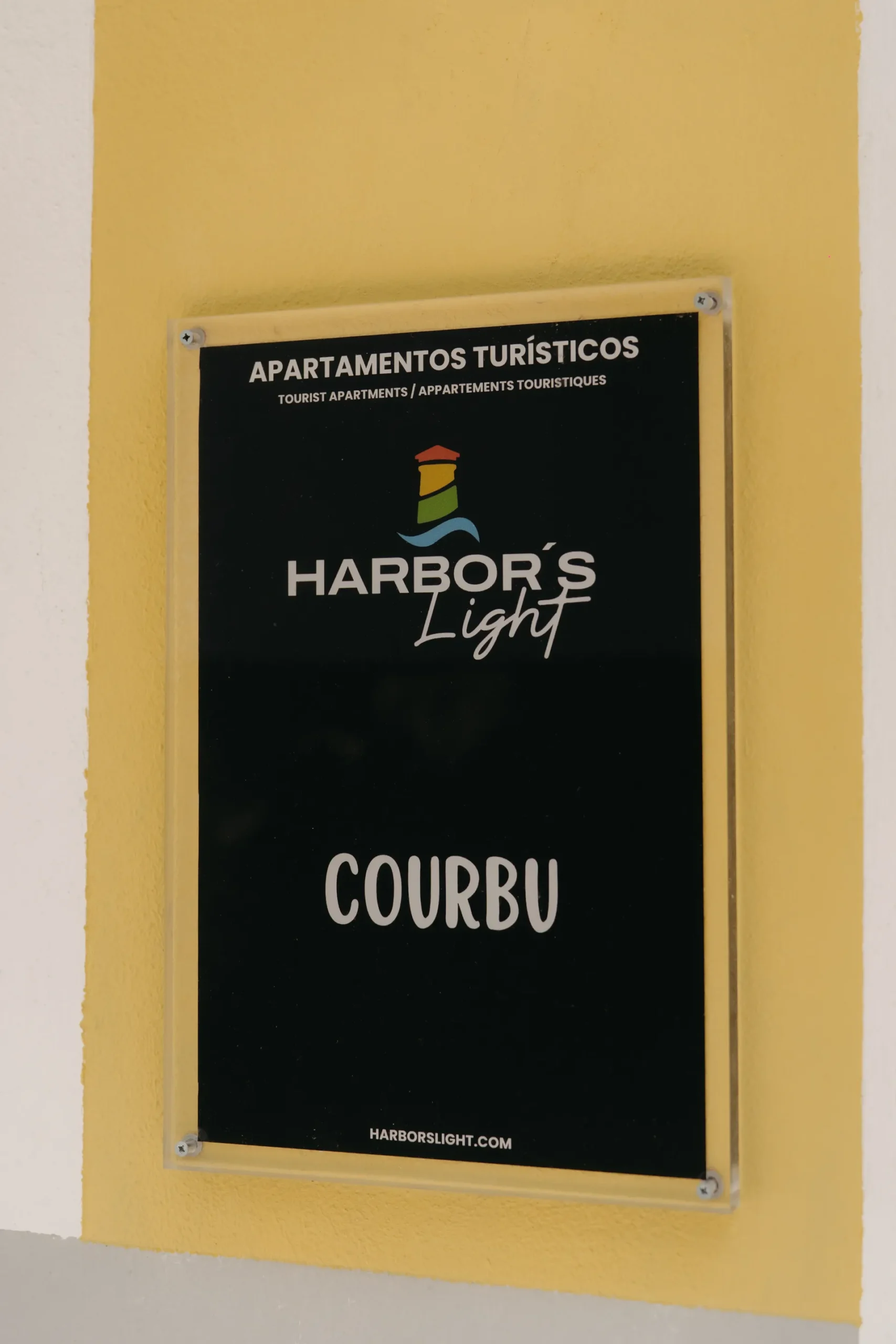 Courbu - Cartel del apartamento