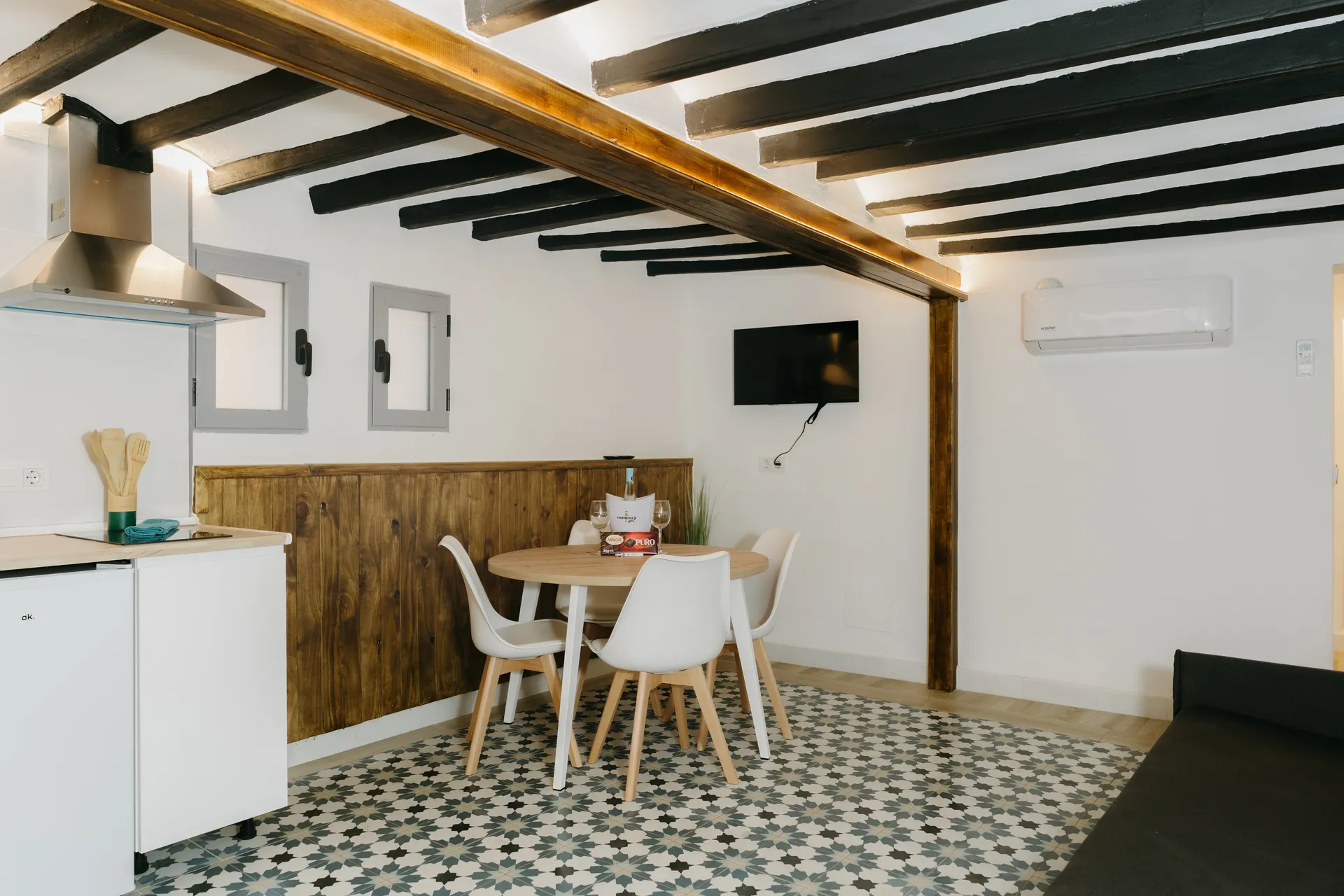 Courbu - Salón comedor y televisión