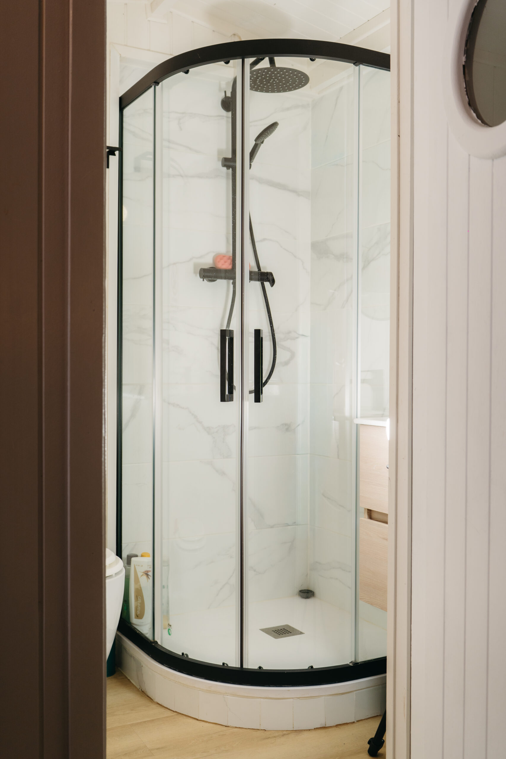 Petit Verdot bano lavabo espejo redondo