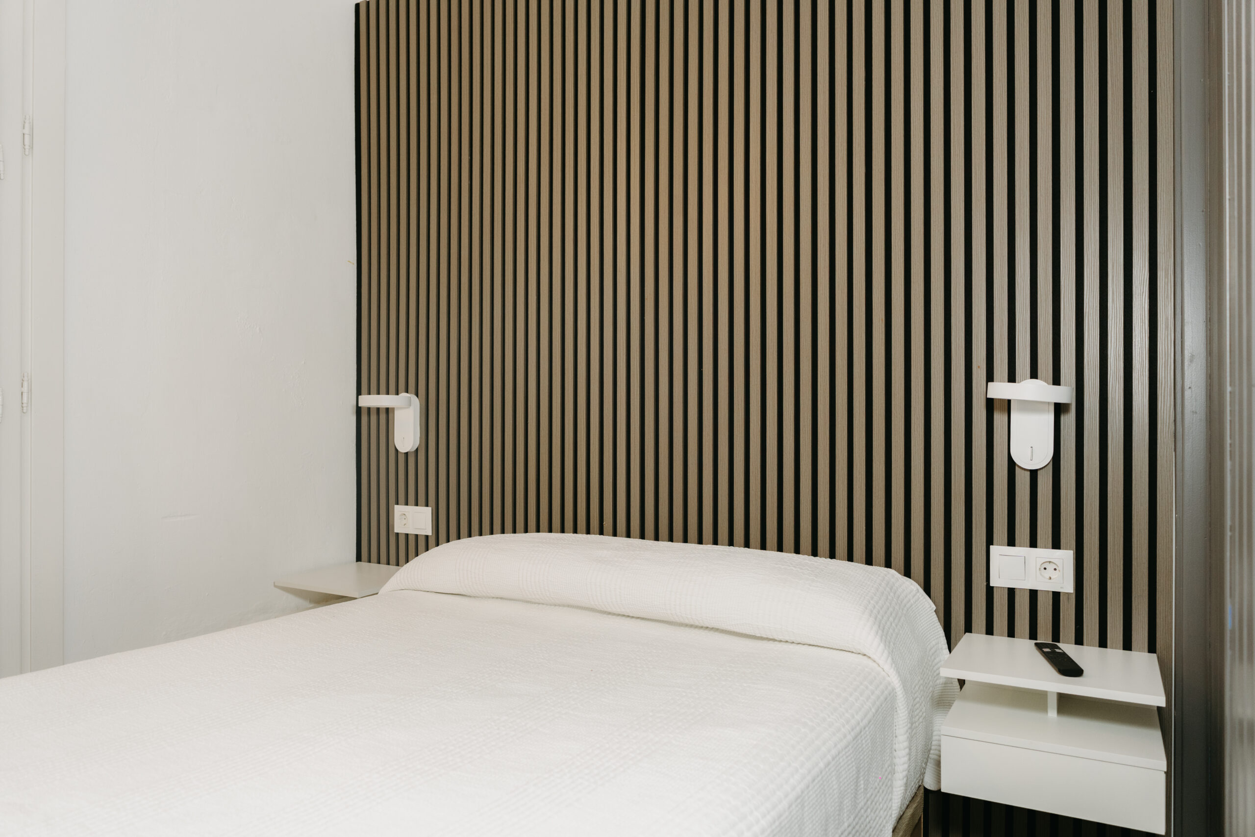 Petit Verdot dormitorio cabecero rayas