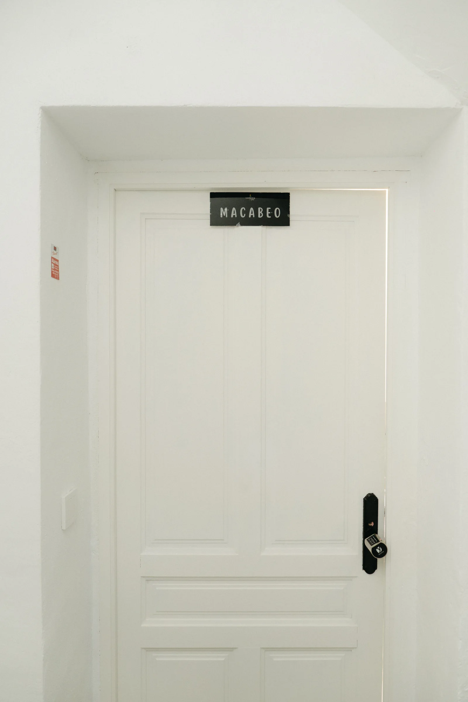 Puerta de entrada del apartamento Macabeo