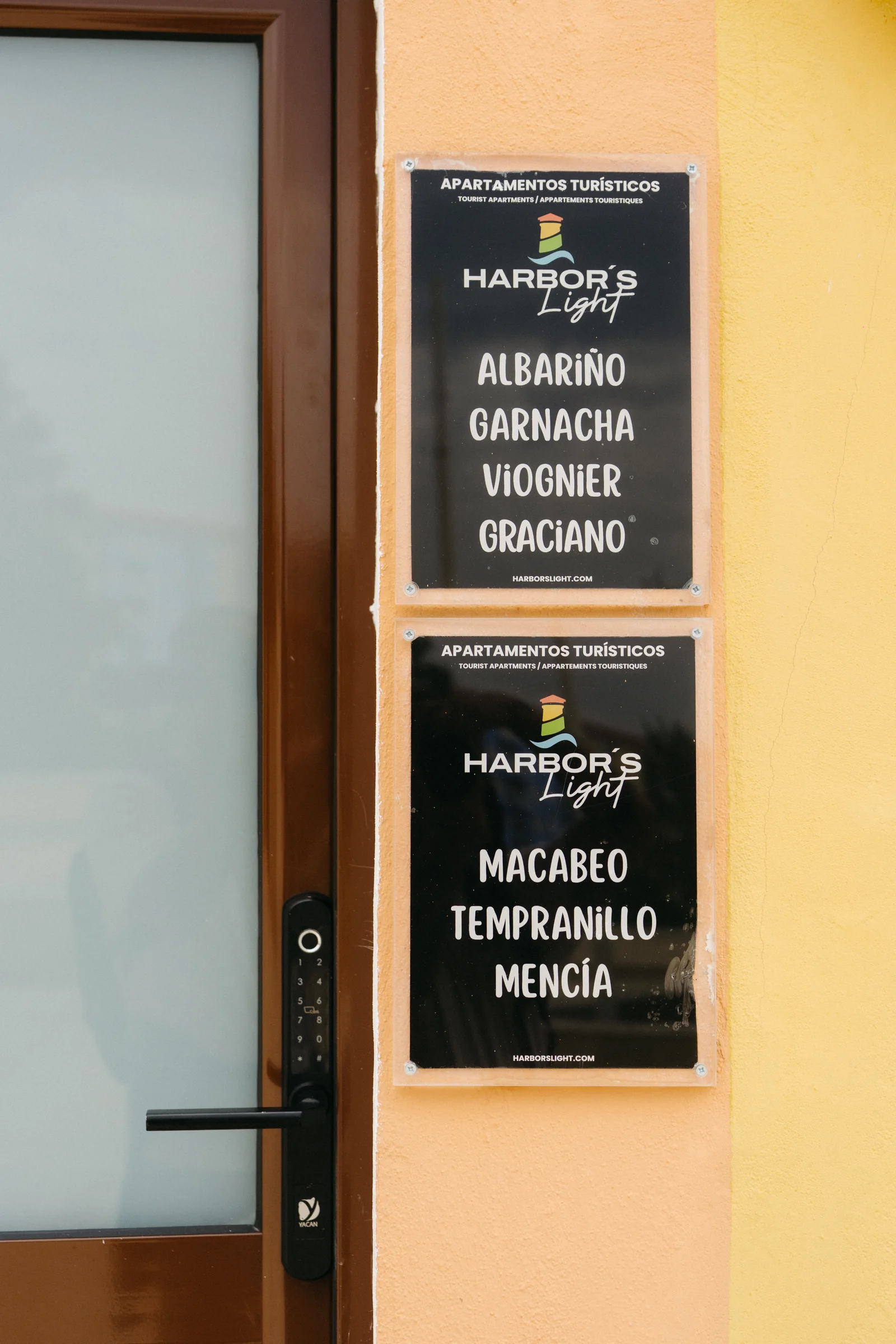 Señalización de acceso a los apartamentos