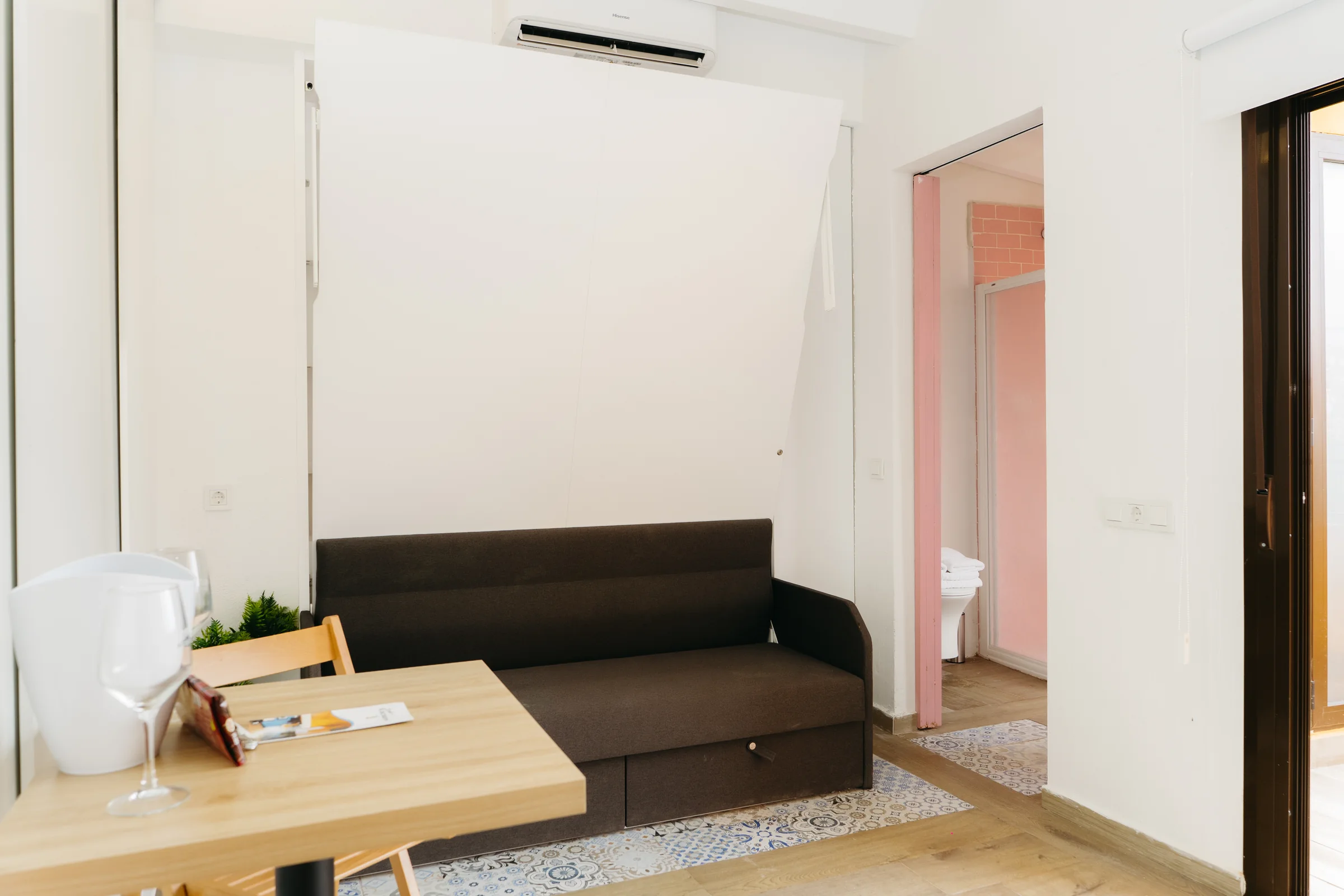 Salón de Macabeo con sofá y mesa de comedor