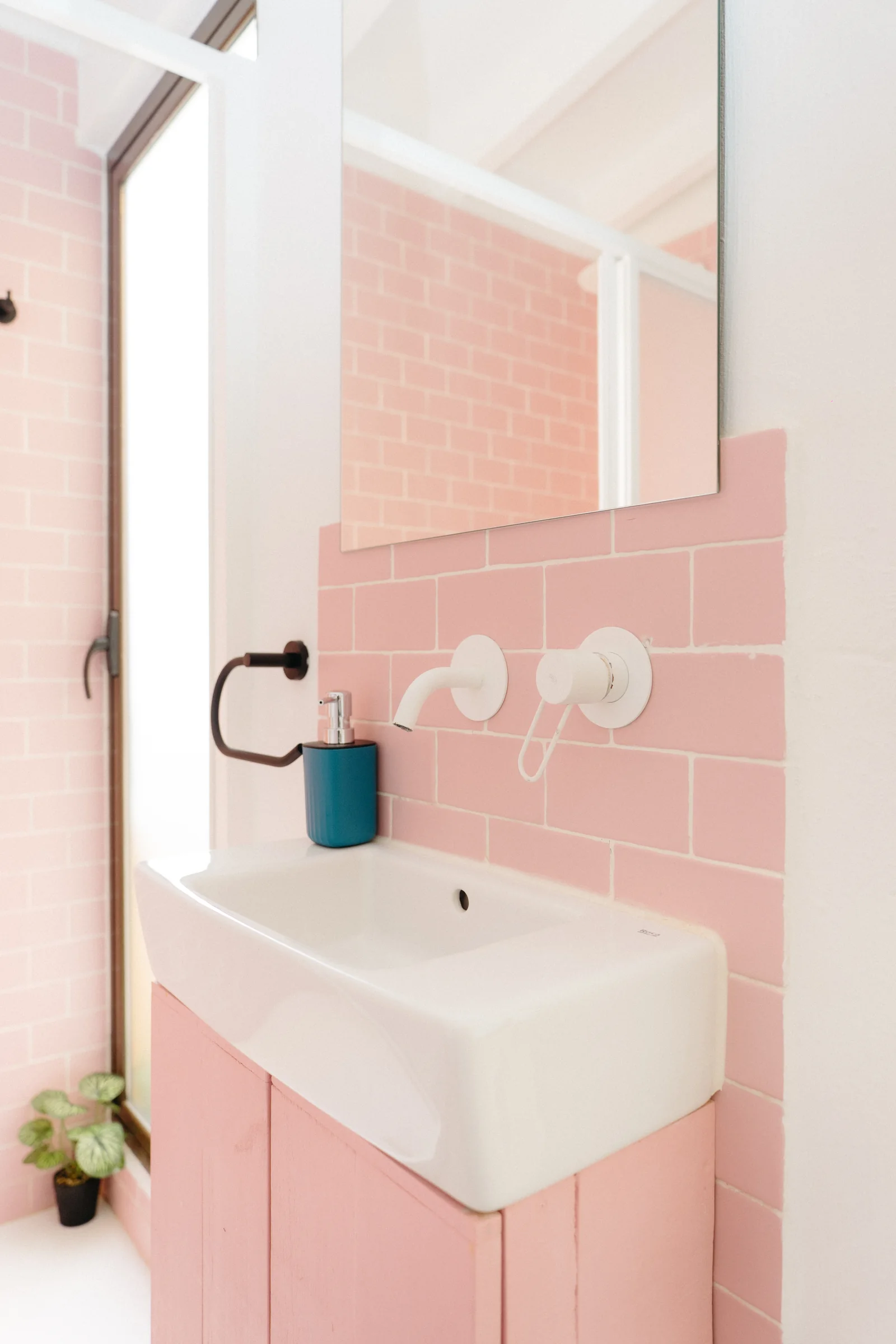 Lavabo y espejo del baño de Macabeo