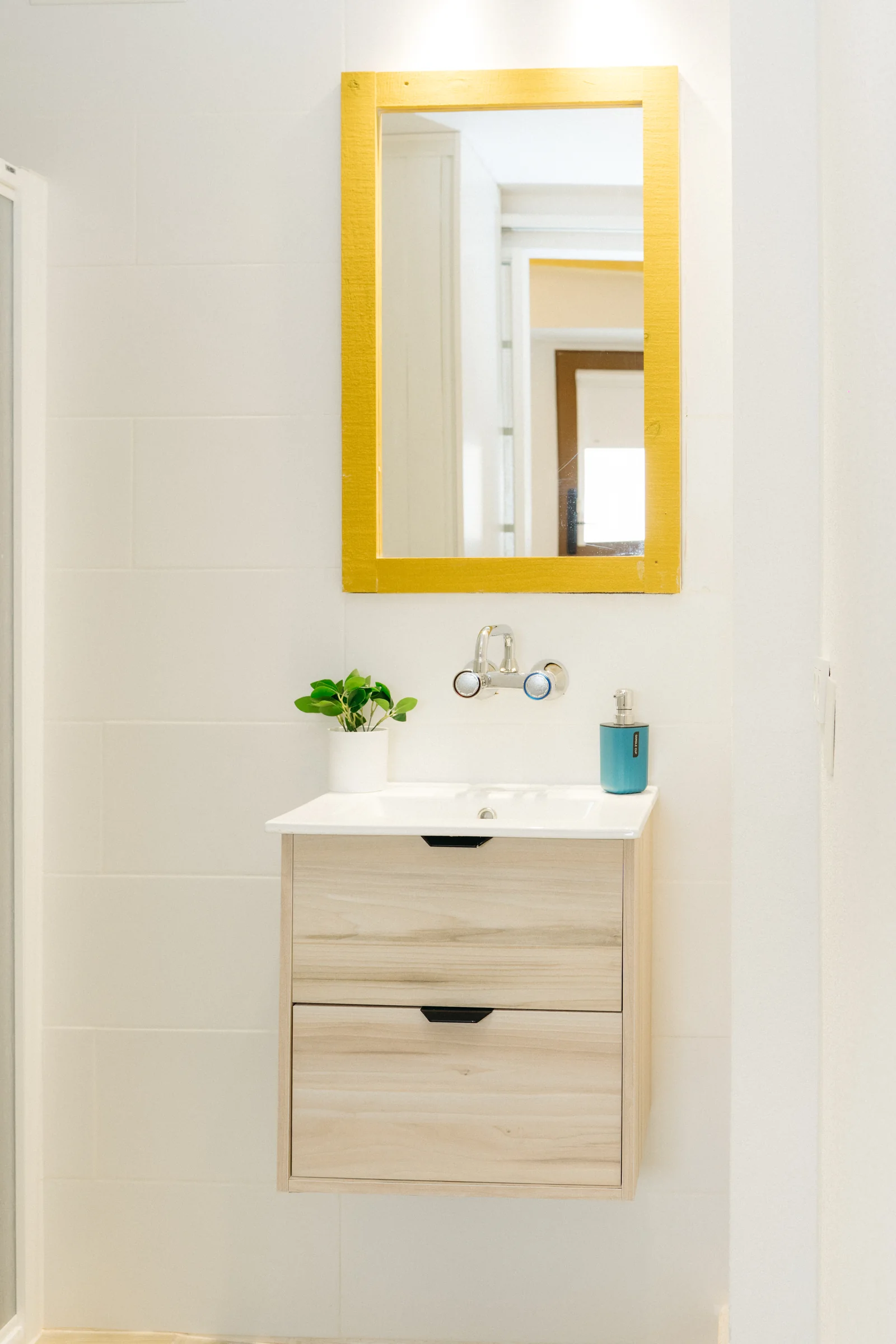 Lavabo y espejo del baño de Mencía