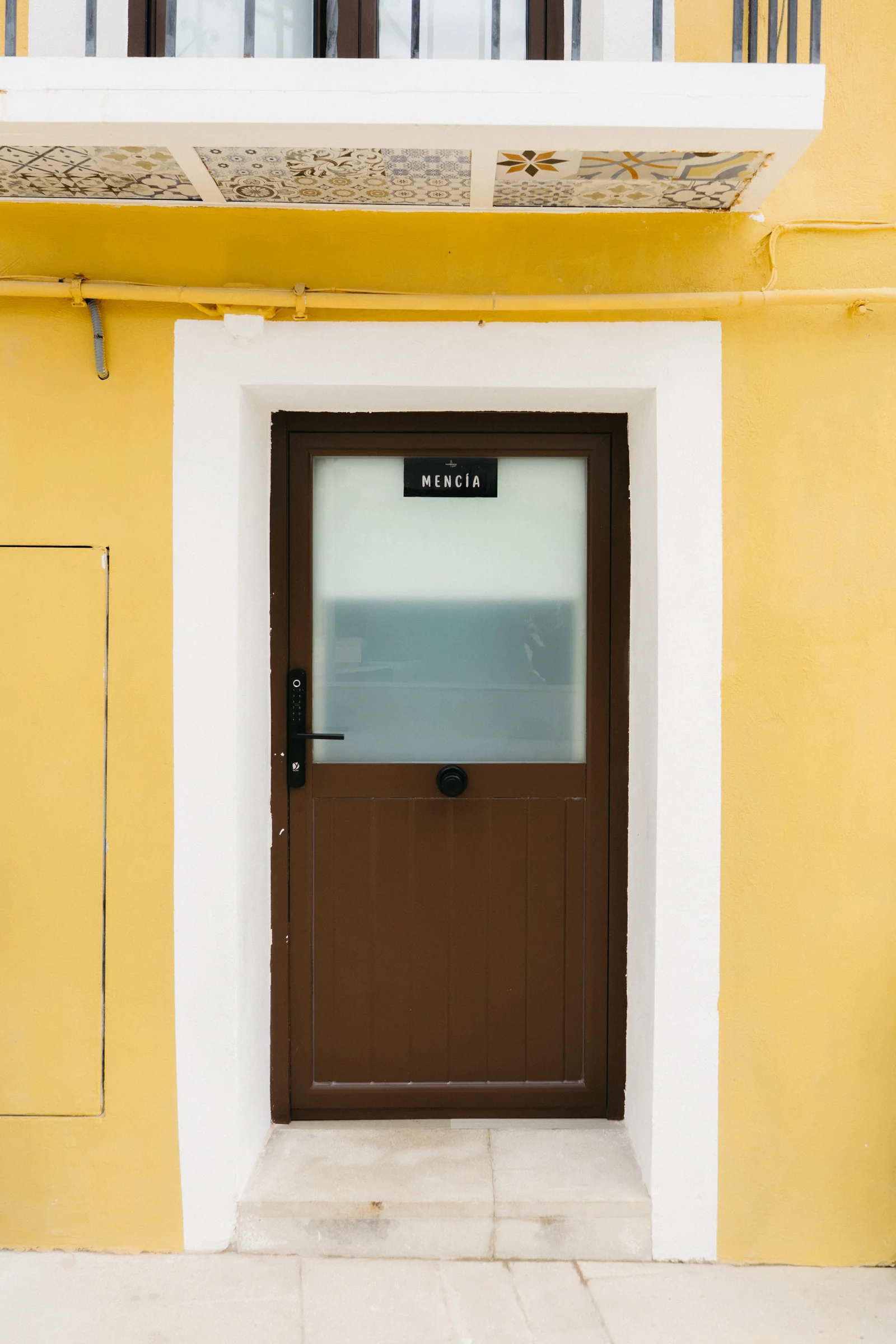 Puerta de entrada del apartamento Mencía