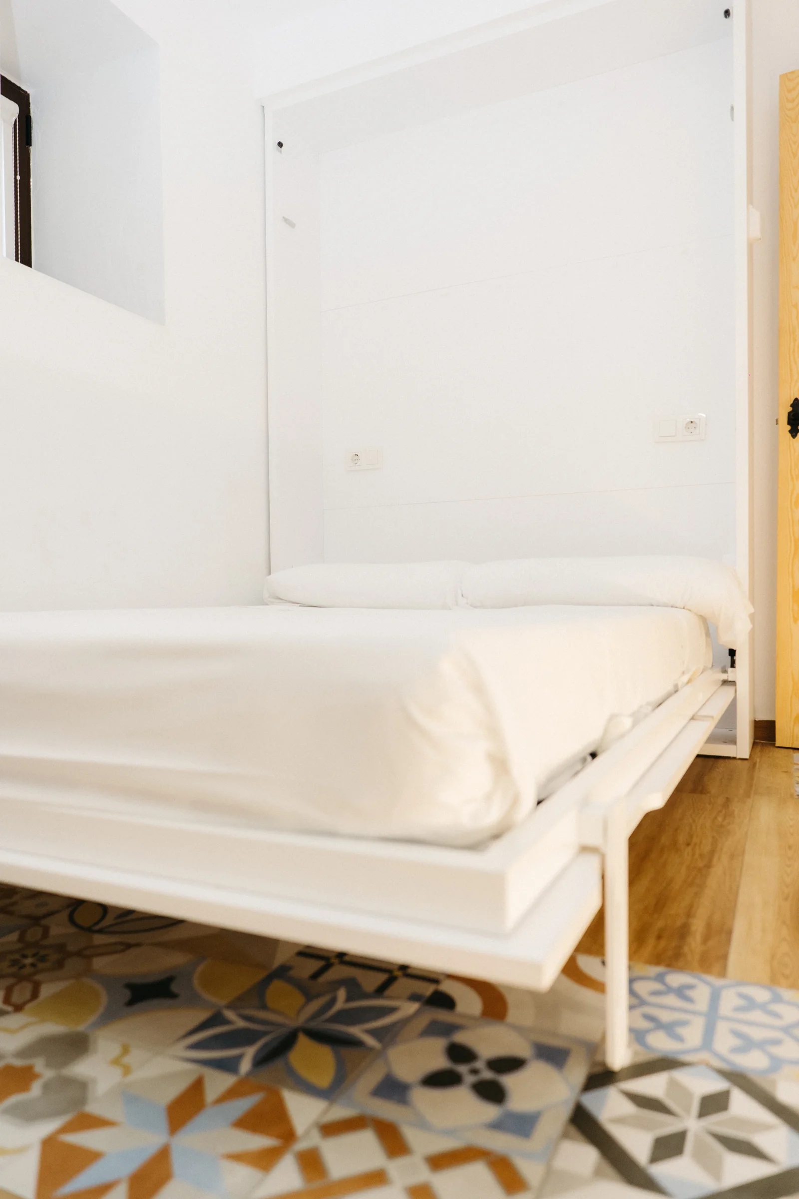 Cama abatible desplegada en Pinot Noir
