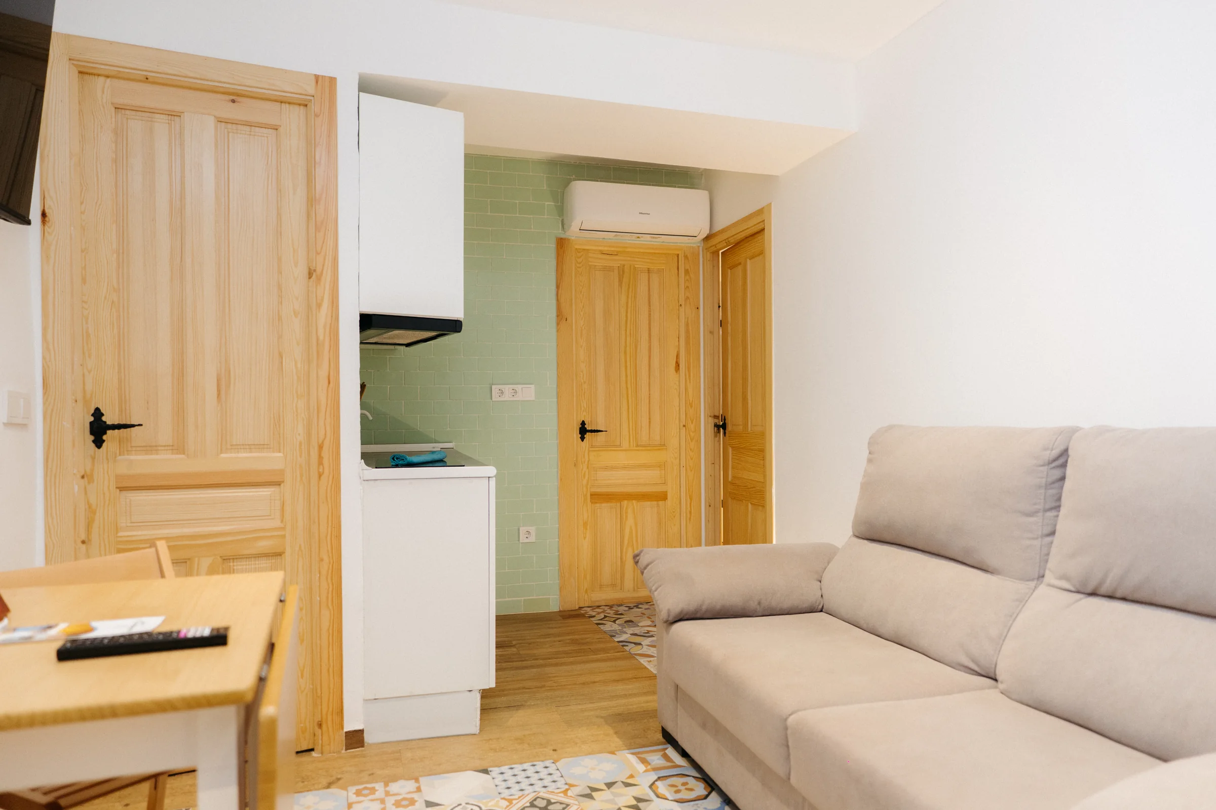 Sofá y cocina del apartamento Pinot Noir