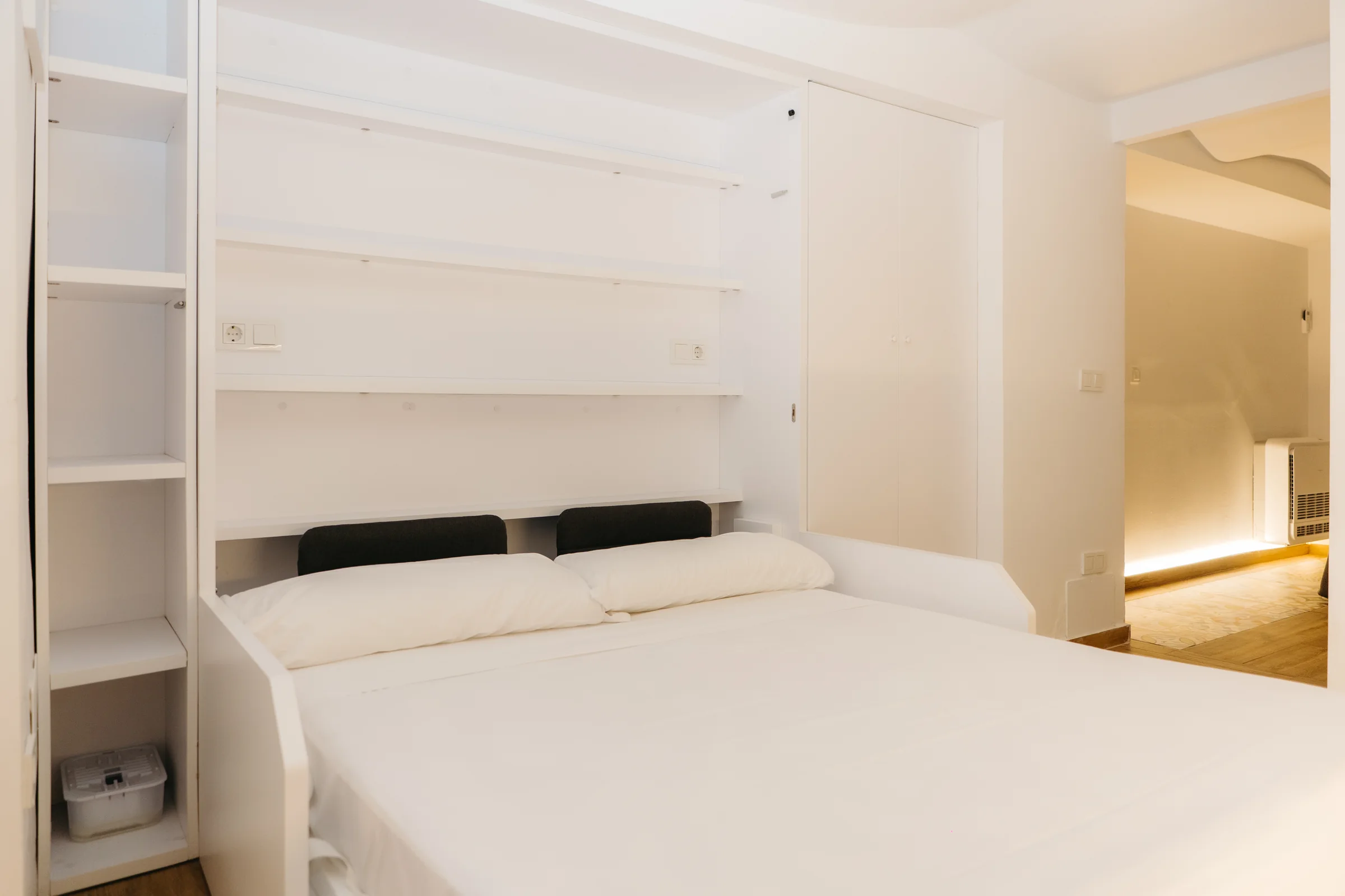 Dormitorio de Pinot Noir con cama abatible desplegada
