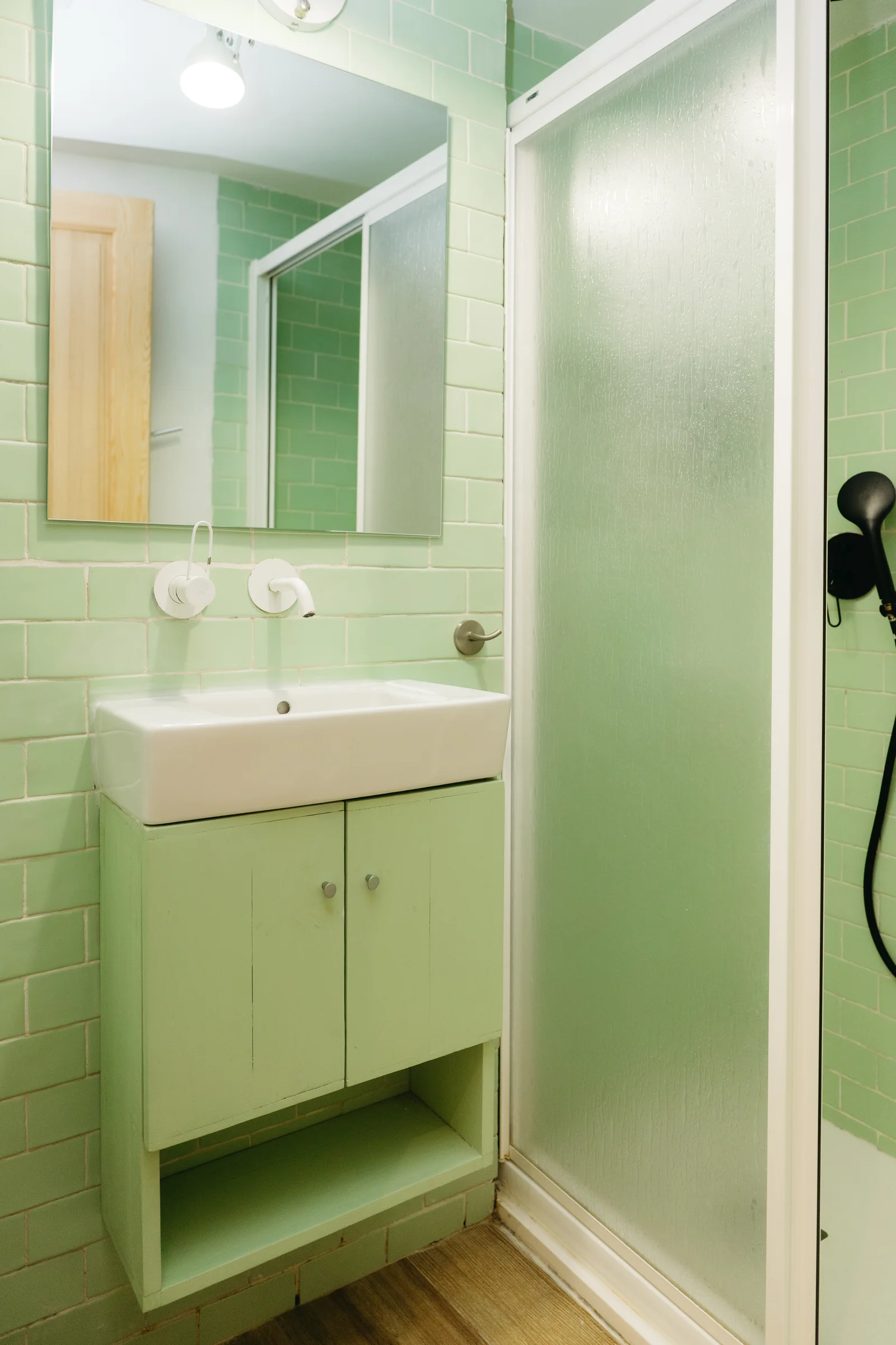 Lavabo y ducha del apartamento Pinot Noir