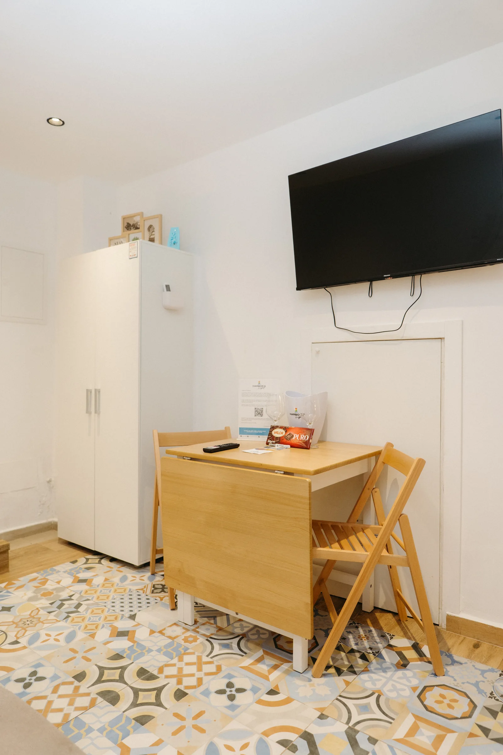 Zona de comedor y televisión de Pinot Noir